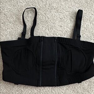 Hands free pumping bra